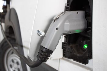 Įkraunamas lengvasis komercinis elektromobilis (Shutterstock nuotr.)