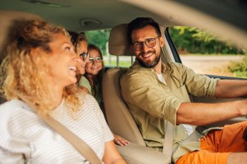Šeima automobilyje (Shutterstock nuotr.)