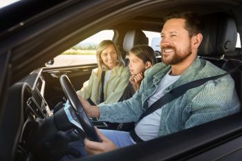 Šeima automobilyje (Shutterstock nuotr.)